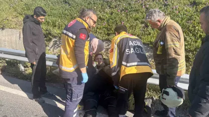 Bakırköy’de kamyonete çarpan motosikletli yaralandı