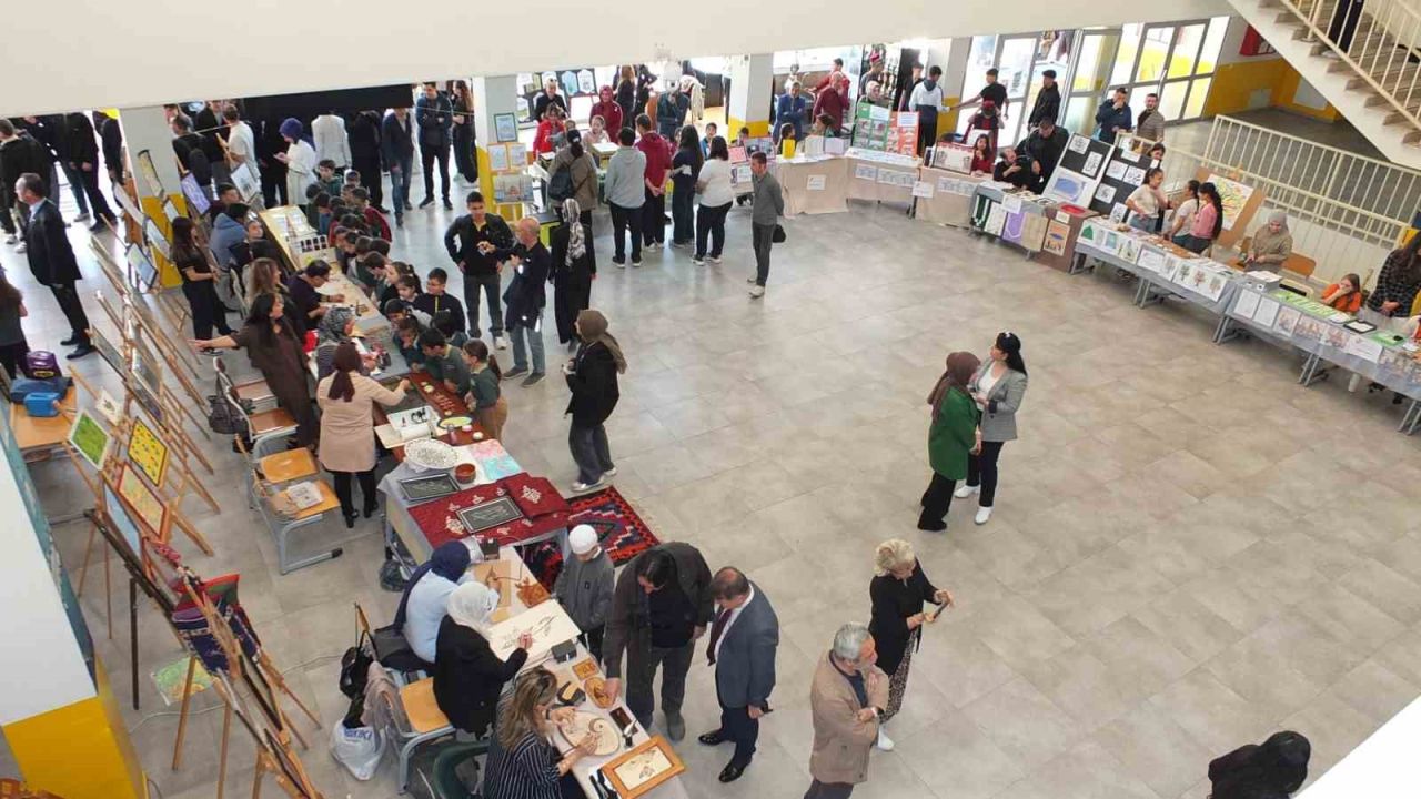 Balıkesir’de öğrencilerin yıl sonu sergisi yoğun ilgi gördü