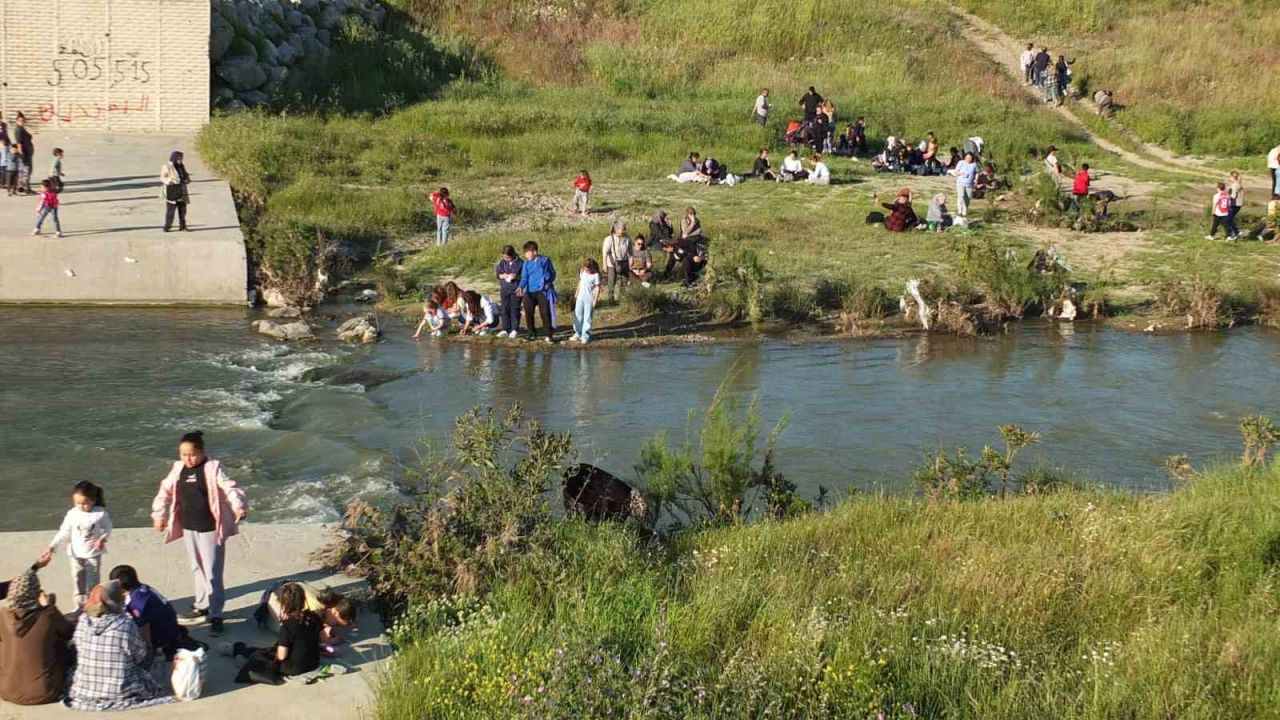Balıkesir’de vatandaşlar Hıdırellez’i dilek tutarak ve dereye taş atarak coşkuyla kutladı