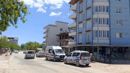 Balkona çıkan şahsı ekipler ikna ederek indirdi