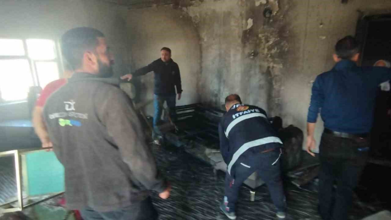 Başkale’de ev yangını
