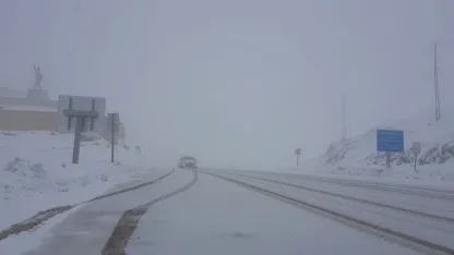 Bayburt-Erzurum kara yolunda mayıs ayında kar yağışı