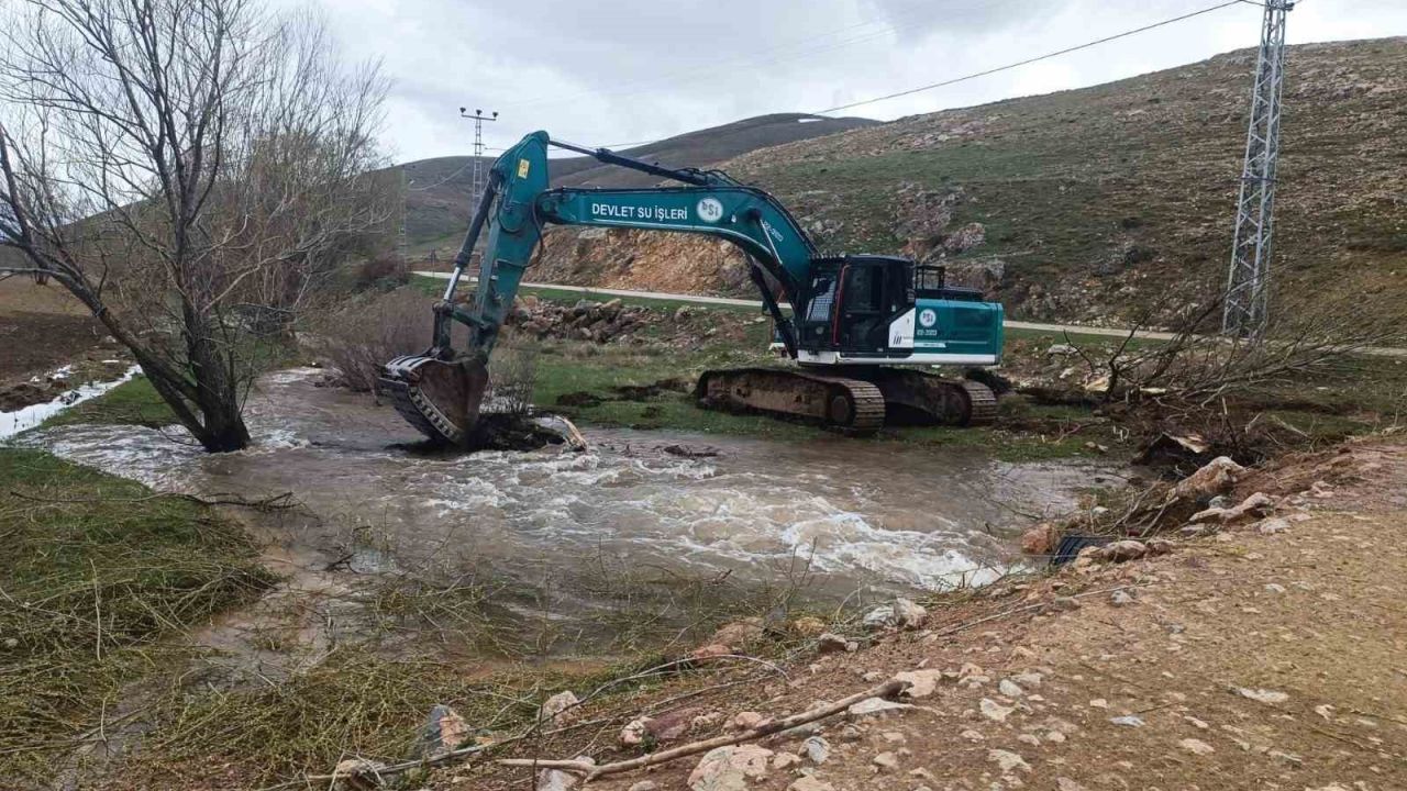 Bayburt’ta kar sularına karşı dere yataklarında önlem alındı
