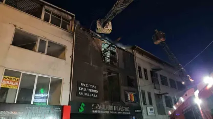 Bayrampaşa’da 5 katlı iş yerinin 3 katı alevlere teslim oldu