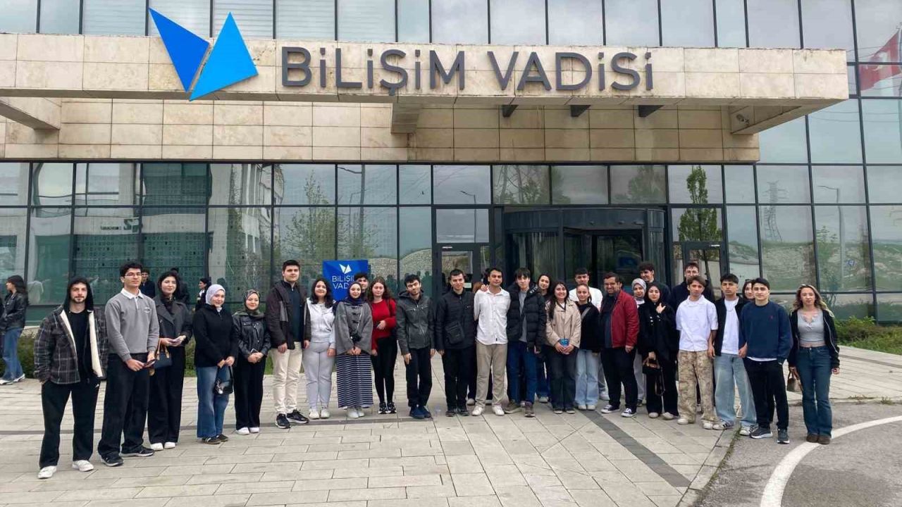 Belediyeden gençlere Bilişim Vadisi gezisi