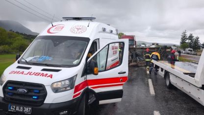 Beyşehir’de devrilen minibüsün sürücüsü yaralandı