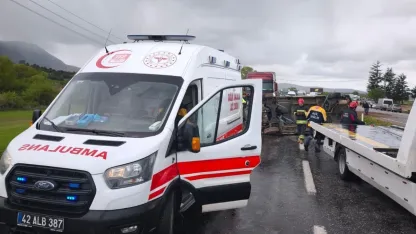 Beyşehir’de devrilen minibüsün sürücüsü yaralandı