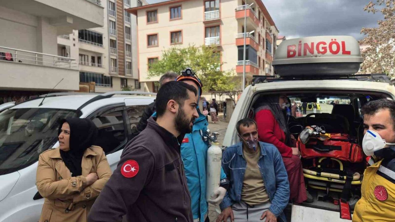 Bingöl’de dumanlar binayı sardı: 13 kişi dumandan etkilendi
