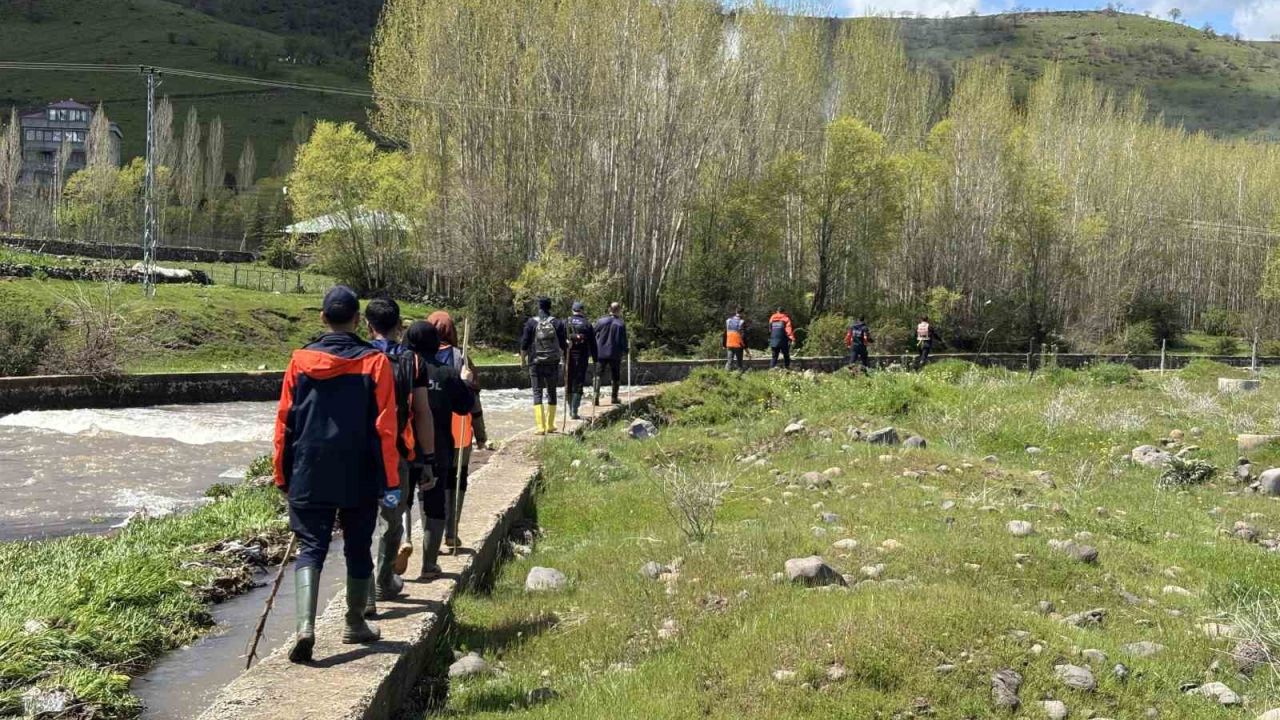 Bingöl’de kayıp emekli öğretmeni 229 personel arıyor