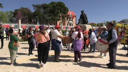 Binlerce turist Edirne’ye akın etti, Selimiye Meydanı doldu taştı: Esnaf bayram etti