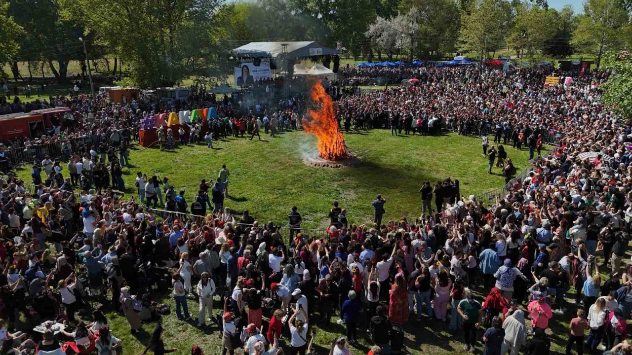 Binlerce turist Sarayiçi’ne akın etti, dev Kakava ateşi yakıldı
