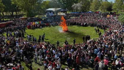 Binlerce turist Sarayiçi’ne akın etti, dev Kakava ateşi yakıldı