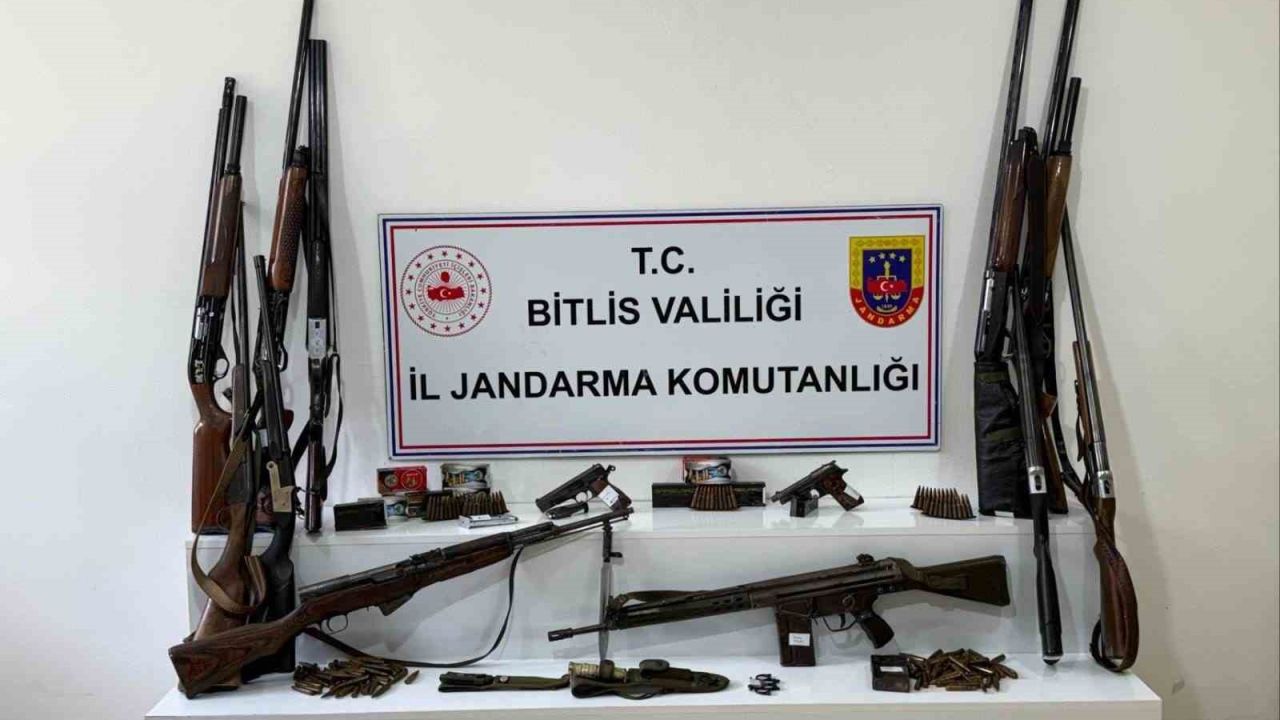 Bitlis’te 20 adrese eş zamanlı baskın: Çok sayıda silah, mühimmat ele geçirildi