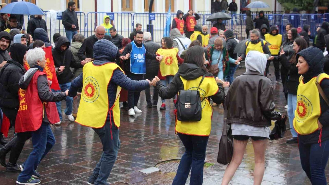 Bolu’da 1 Mayıs yağmur altında halaylarla kutlandı