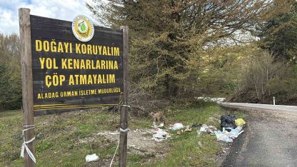 Bolu’da pes dedirten görüntü: ‘Çöp atmayın’ tabelasının altını çöple doldurdular