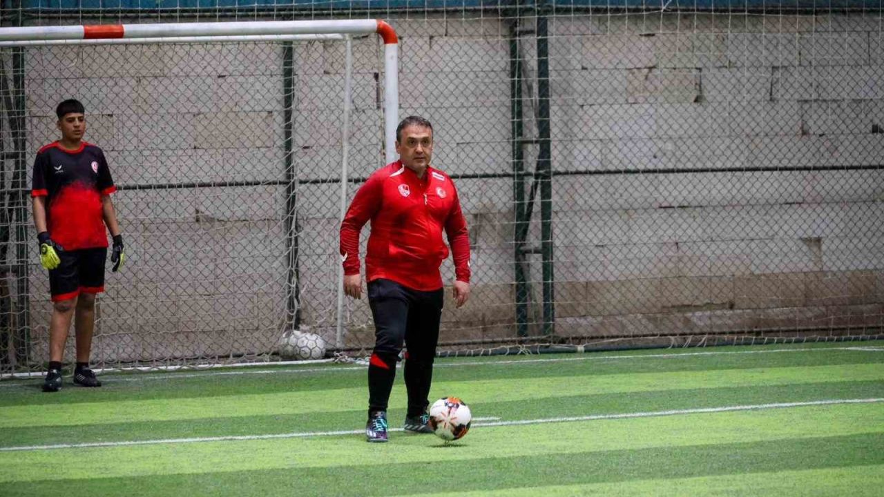 Böyle maç görülmedi, vali çocuklarla birlikte futbol oynadı