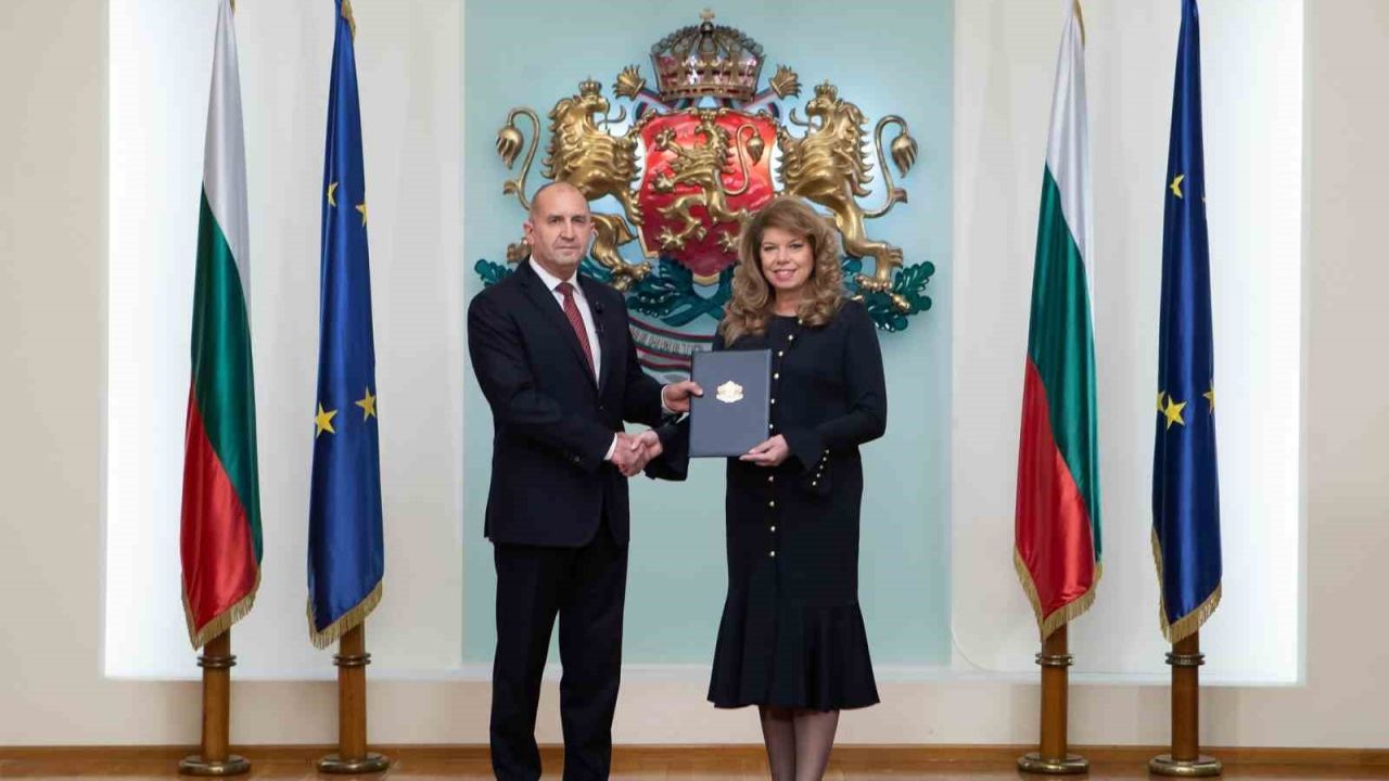 Bulgaristan’da seçimlerin galibi Radev’e hükümeti kurma görevi verildi