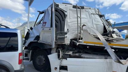 Burdur’da tır, kamyona çarptı: 1 yaralı
