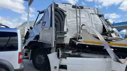 Burdur’da tır, kamyona çarptı: 1 yaralı