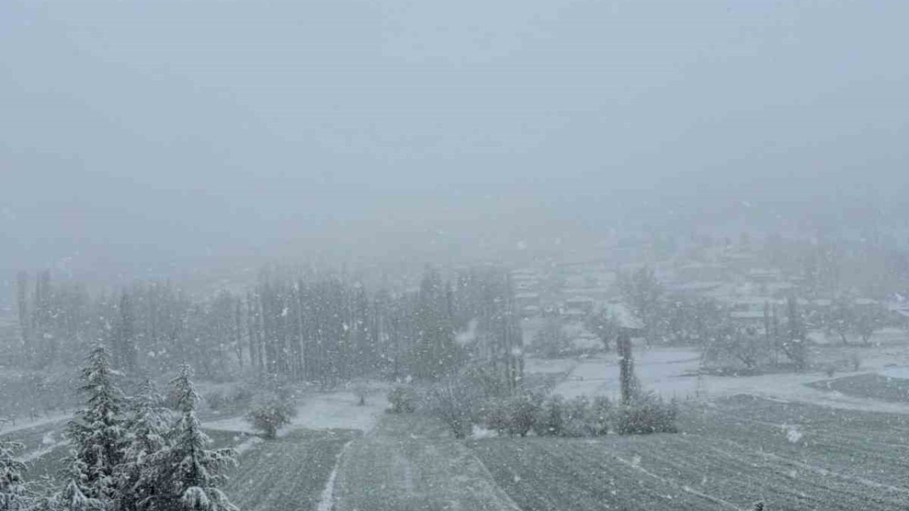 Burdur’un yüksek kesimlerine kar yağdı