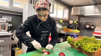 Burhaniye’de fakülte bahçesinde yetişen sebzeler hasat edildi