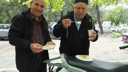Burhaniye’de pilav hayırları devam ediyor