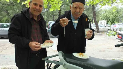 Burhaniye’de pilav hayırları devam ediyor