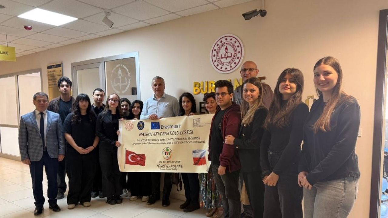 Burhaniye’de Polonya’dan dönen öğrenciler Milli Eğitim Müdürünü ziyaret etti