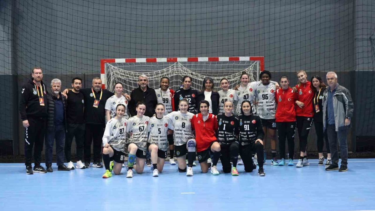 Bursa Büyükşehir Belediyespor şampiyonluğa koşuyor
