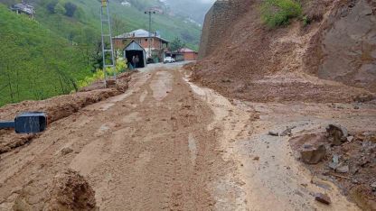 Büyükşehir, heyelanın kapattığı yolları yeniden ulaşıma açtı