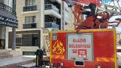 Cam arasına sıkışan güvercin kurtarıldı