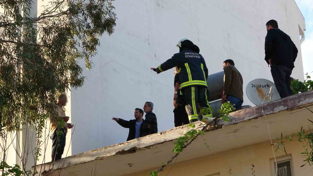 Çatıya çıkıp üzerine benzin döktü gazeteci oyaladı polis yakaladı