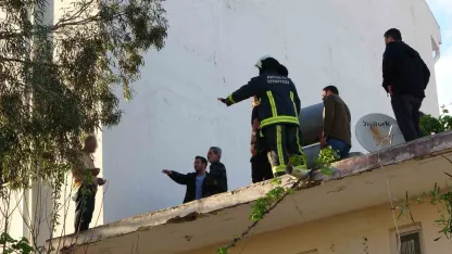 Çatıya çıkıp üzerine benzin döktü gazeteci oyaladı polis yakaladı