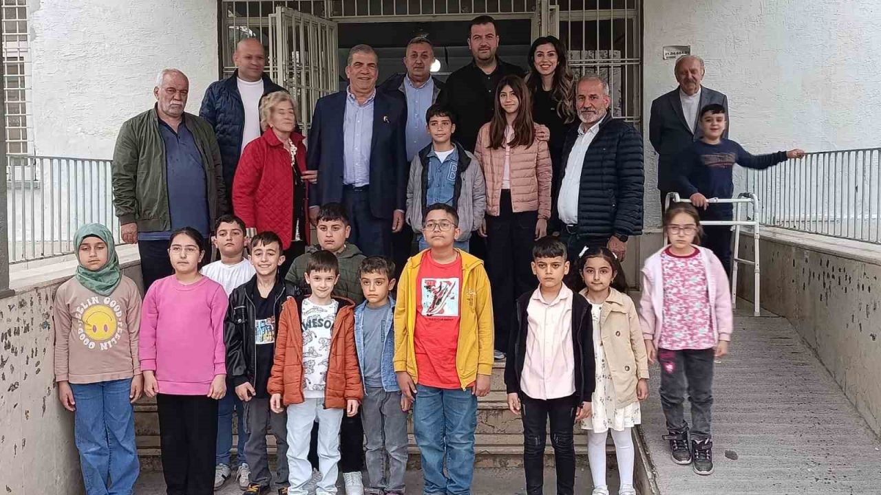 Çermikli iş adamından öğrencilere kırtasiye yardımı