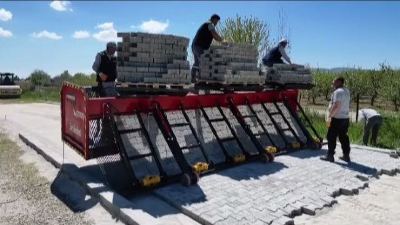 Çivril Belediyesi envanterine parke taşı serme makinesiyle genişletti
