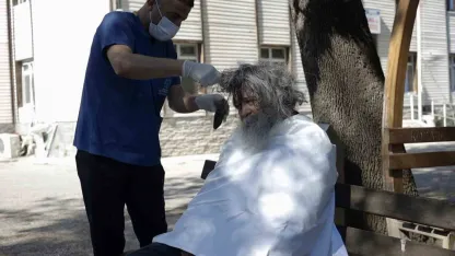 Çöp evden kurtarılan Süleyman Amca’nın inanılmaz değişimi kamerada