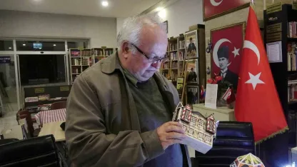 Çöpe gidecek malzemeleri sanata dönüştüren emekli usta tarihi maketlerle yaşatıyor