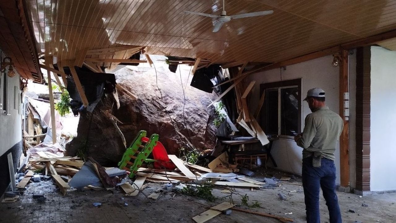 Çorum’da düşen kayalar ev ve iş yerinde hasar oluşturdu