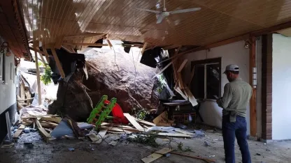 Çorum’da düşen kayalar ev ve iş yerinde hasar oluşturdu