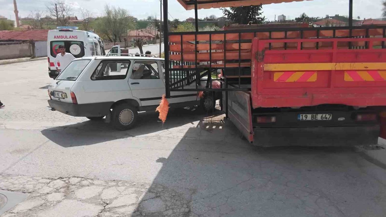 Çorum’da otomobil ile kamyon çarpıştı: 1 yaralı