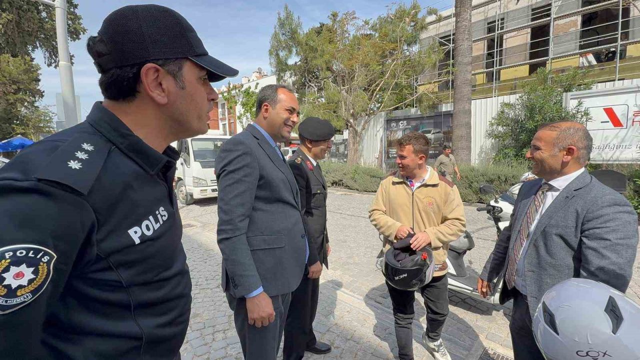 Datça’da motosiklet sürücülere ücretsiz kask dağıtıldı