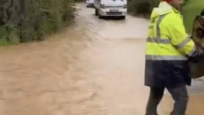 Dere taşkını yolu esir aldı, araçlar kontak kapattı
