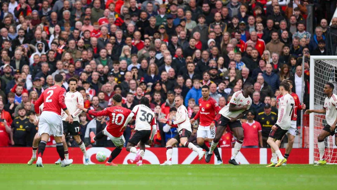 Dev maçta Manchester United, evinde Liverpool’u yendi