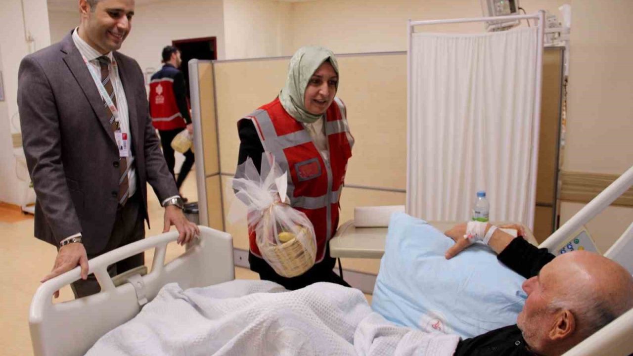 Devlet Hastanesi’nde hastaların yüzünü güldüren ziyaret