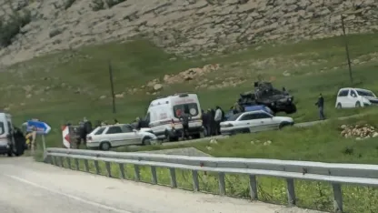 Diyarbakır’da mezuniyet kutlamasına giden öğrenciler kaza yaptı: 6 yaralı