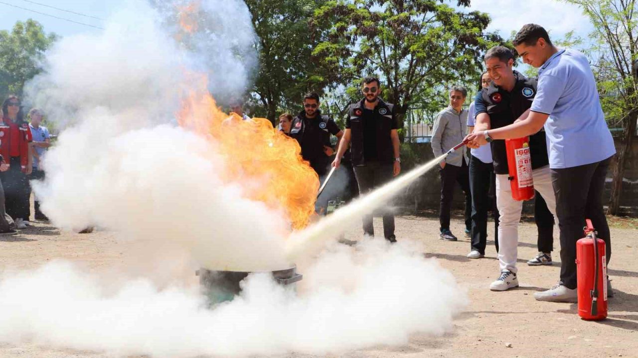 Diyarbakır’da öğrencilere afet eğitimi ve yangın tatbikatı
