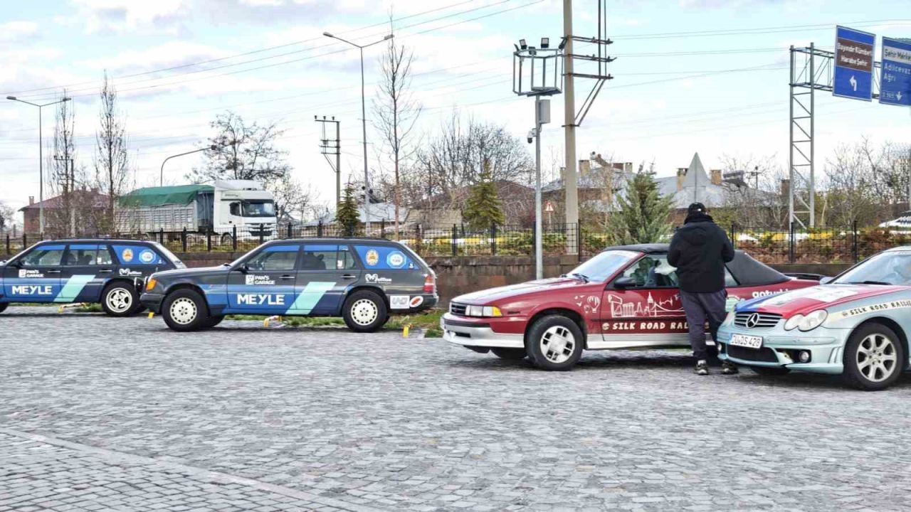 "Doğu-Batı Dostluk ve İpek Yolu Rallisi" Ahlat’ta