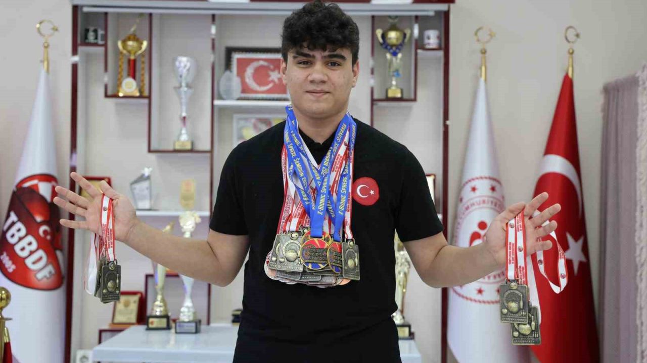 Dünya ve Türkiye dart şampiyonu Bedirhan Nas, 30 madalyaya ulaştı