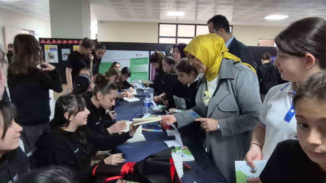 Düzce’de minik yazarlar imza günü yaptı
