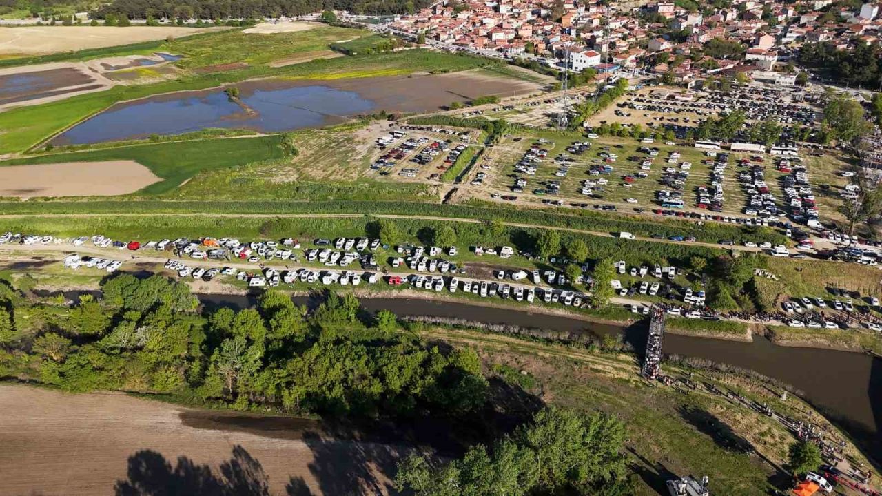 Edirne’de oteller doldu, ziyaretçiler çadır ve karavanlara yöneldi